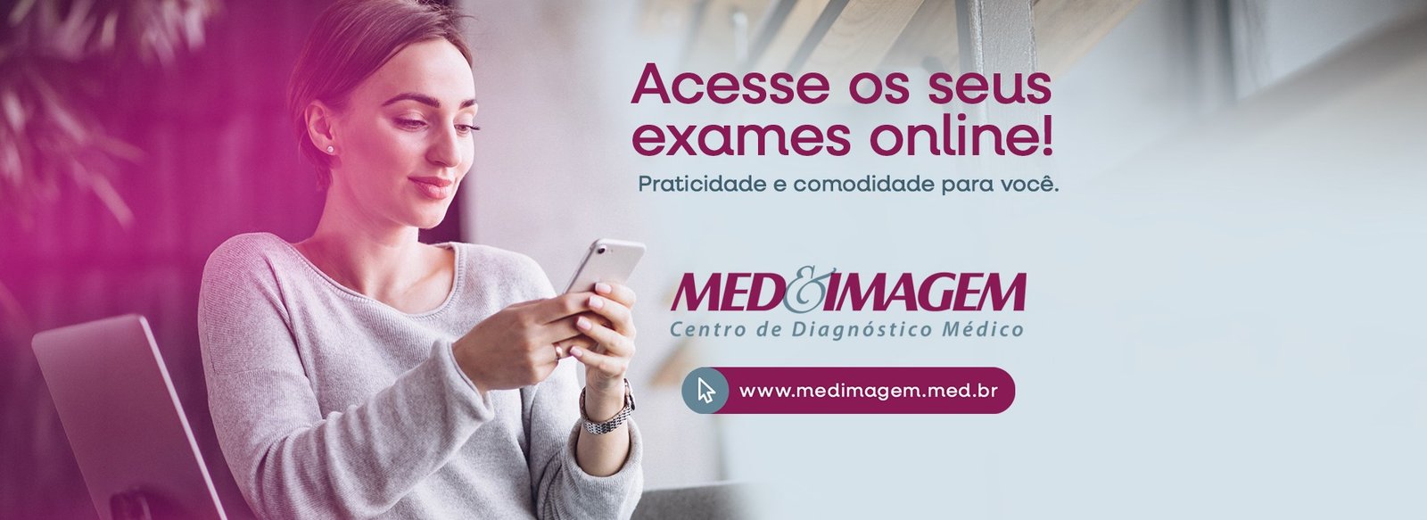 Banner de resultados online da Med&Imagem, com uma mulher usando o celular.